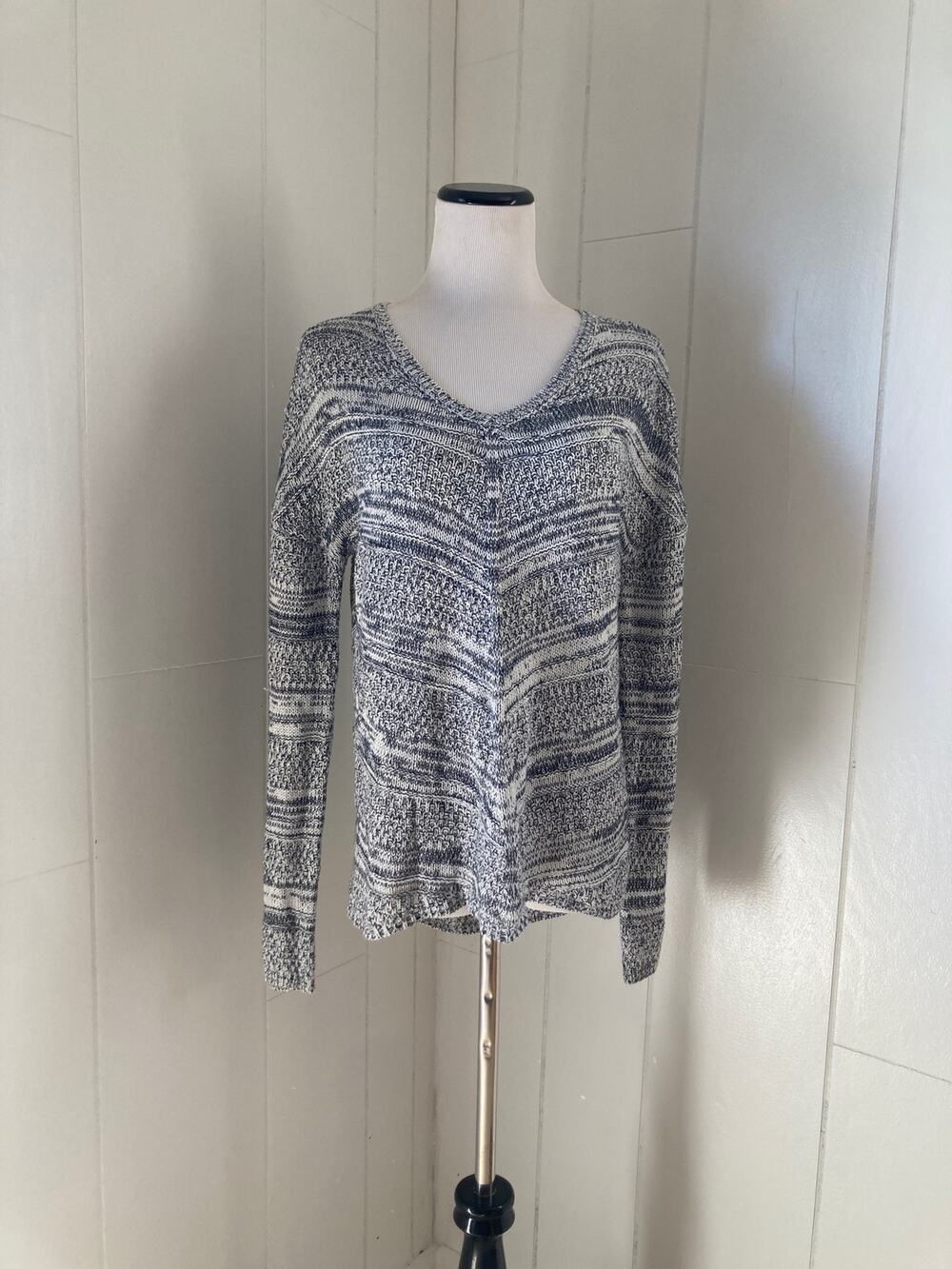 Pink Rose V-neck Pullover Sweater, Size L